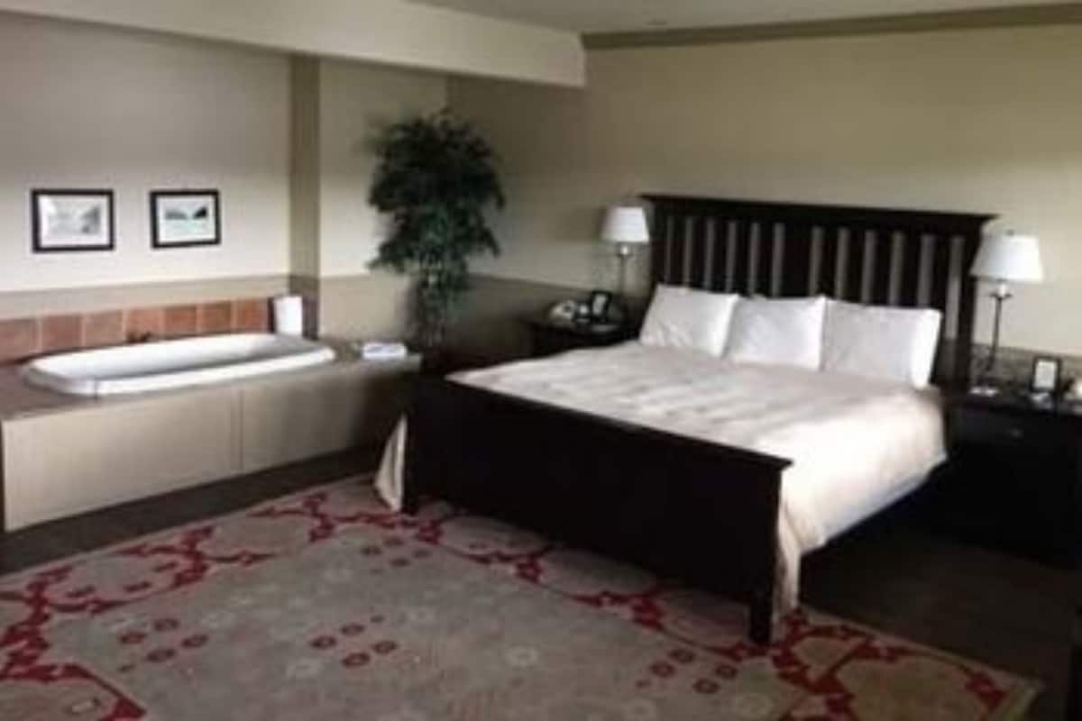 Room (The Governor Aiken)