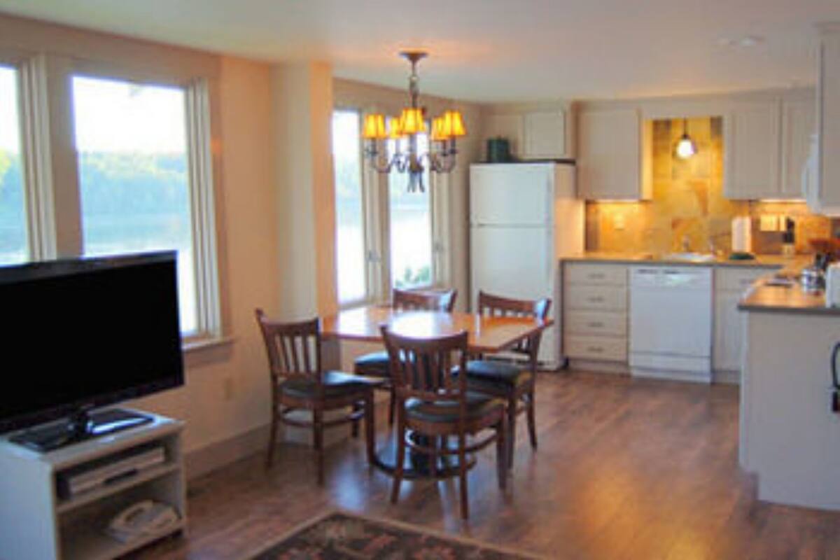 Cottage (The Birches Lakeside Cottage) | Private kitchen