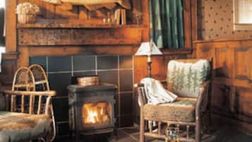 Casa de campo (The Angler Lakefront Cottage) | Área de sala de estar