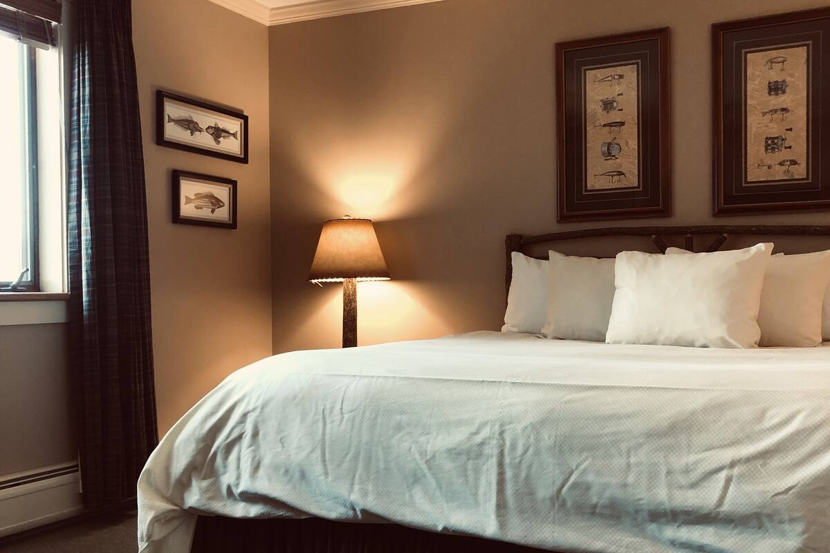 Zimmer (The Loon Room or The Weathervane Room)