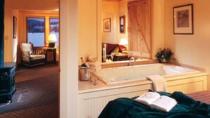 Cottage (The Pisgah Lakefront Cottage) | Badkamer