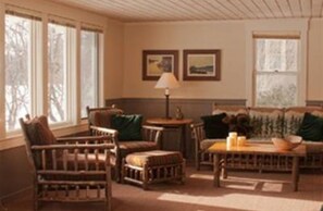 코티지 (The Robert Frost Lakefront Cottage) | 거실 공간