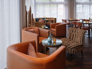 Bar (on property) - Adina Apartment Hotel Berlin CheckPoint Charlie (Berlin)