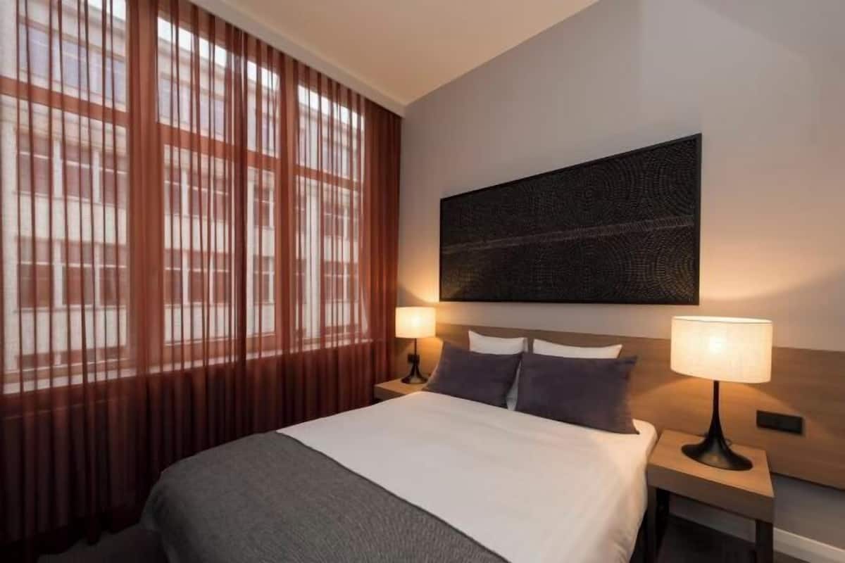 2 bedrooms, premium bedding, in-room safe, desk