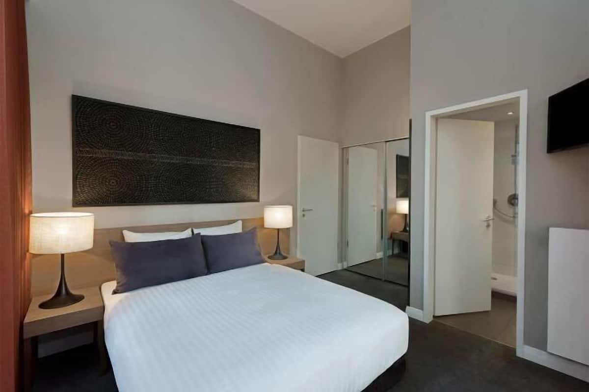 2 bedrooms, premium bedding, in-room safe, desk