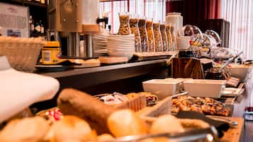 Frukostbuffé varje dag (EUR 23 per person)