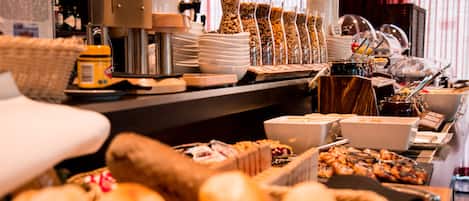 Desayuno buffet (EUR 23 por persona)