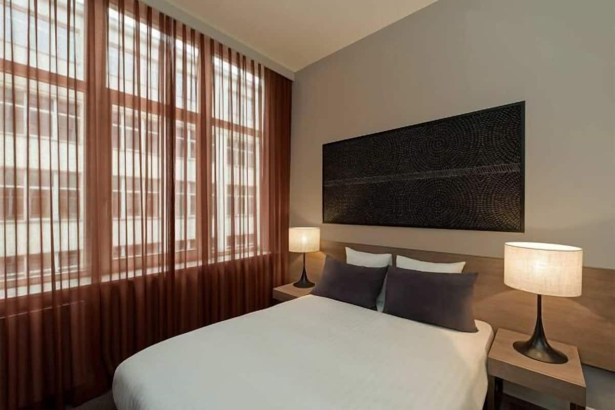 2 bedrooms, premium bedding, in-room safe, desk