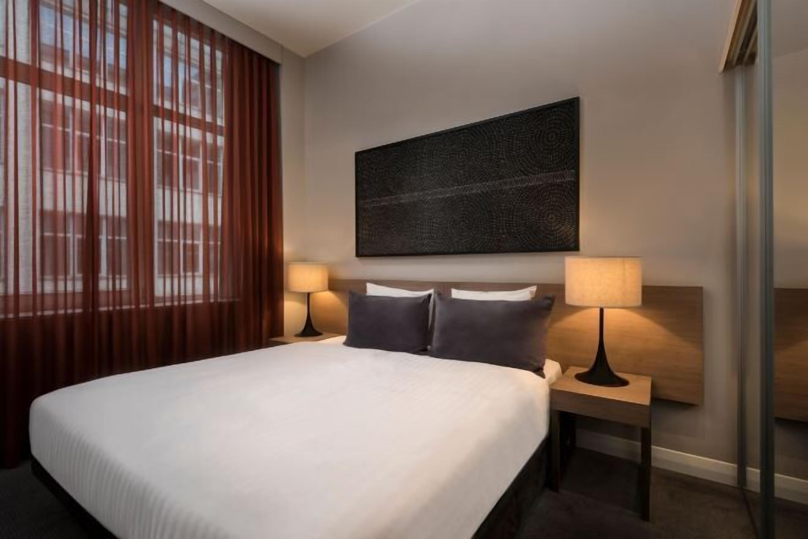 Ylelliset vuodevaatteet, tallelokero huoneessa, työpöytä, pimennysverhot