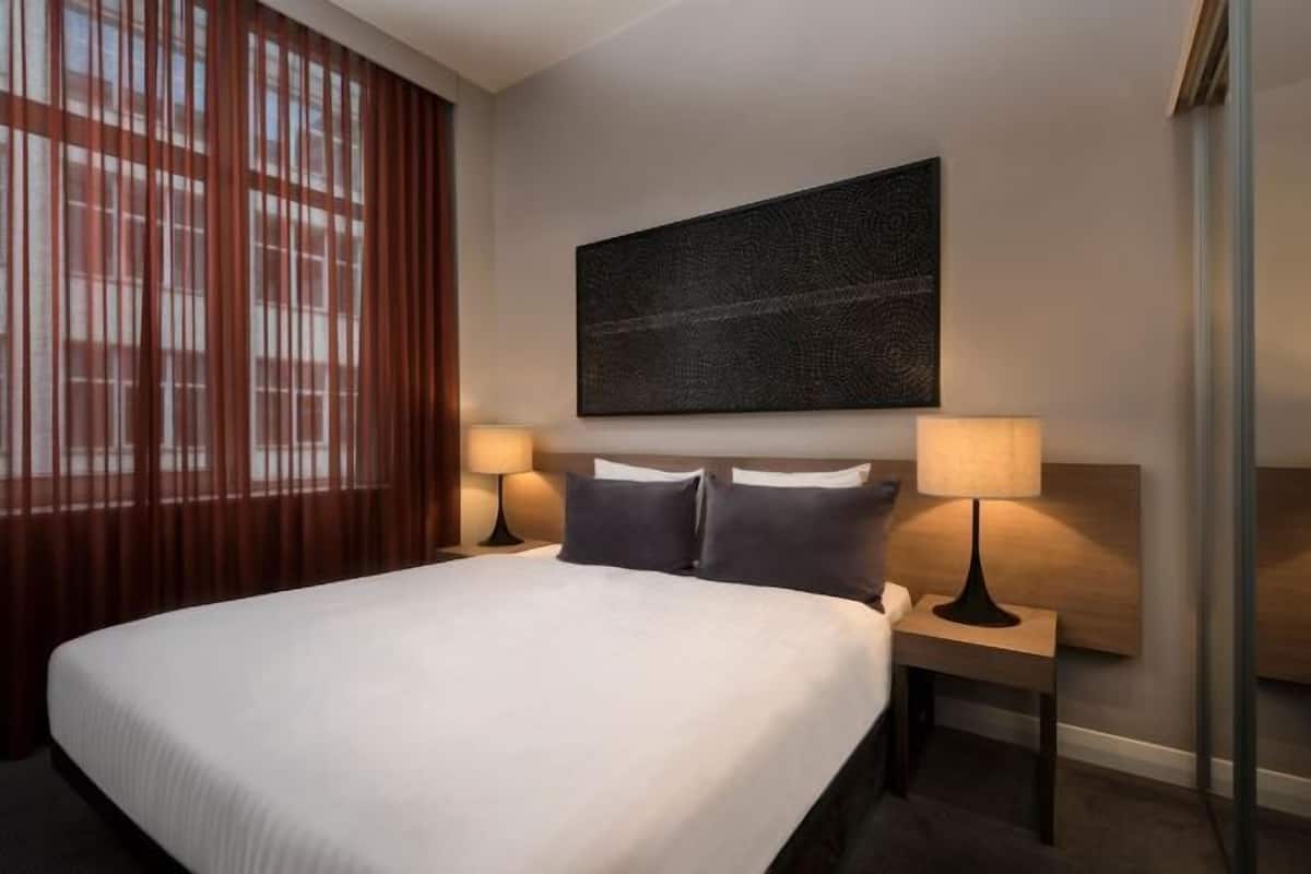 Ylelliset vuodevaatteet, tallelokero huoneessa, työpöytä, pimennysverhot