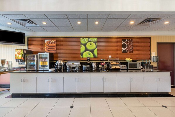 Free daily full breakfast  - La Quinta Inn & Suites by Wyndham Dodge City (Dodge City)