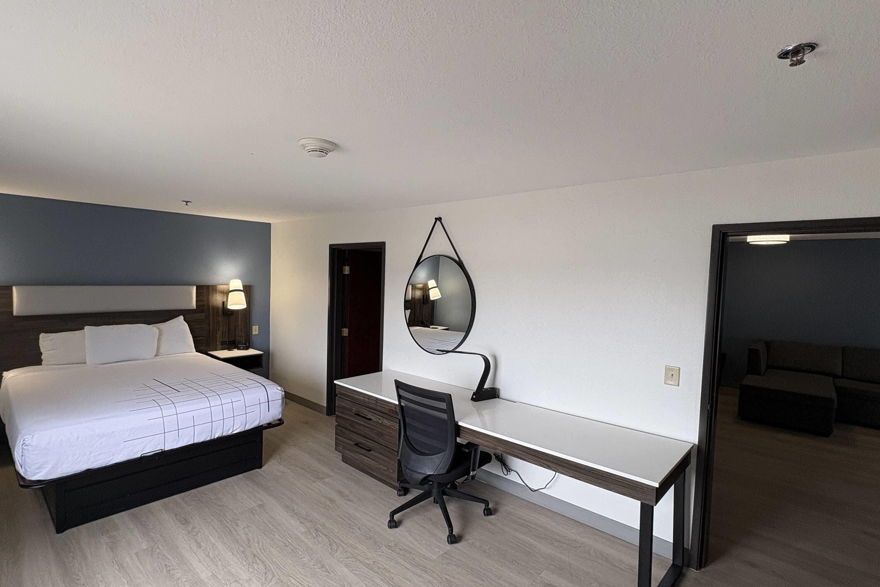 Deluxe Suite, Multiple Beds, Non Smoking (Deluxe Family Suite) | Premium bedding, desk, blackout curtains, iron/ironing board