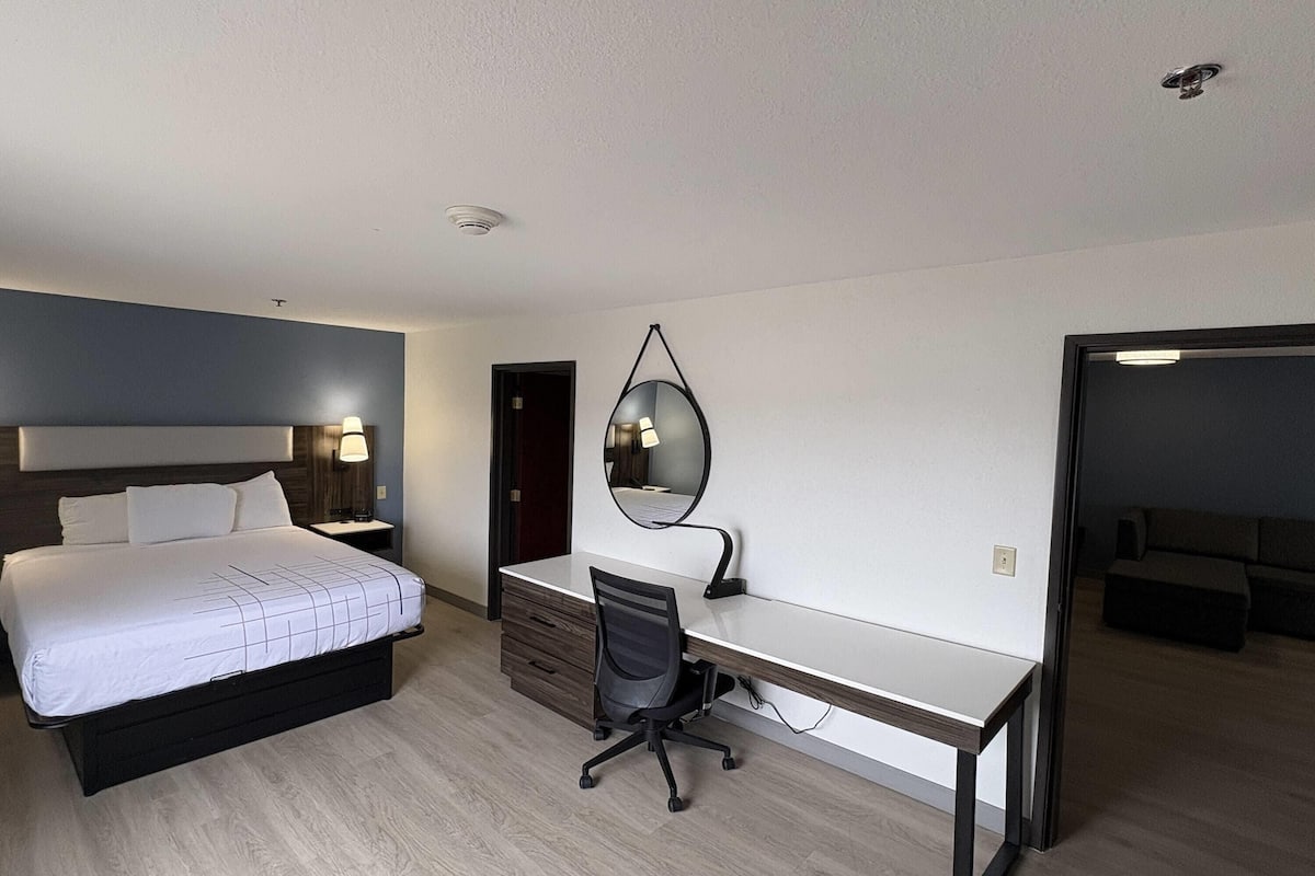 Deluxe Suite, Multiple Beds, Non Smoking (Deluxe Family Suite)