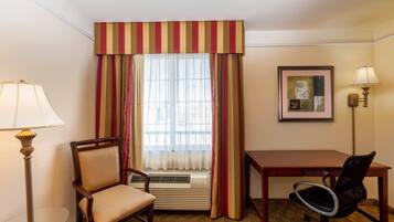 Roupas de cama premium, escrivaninha, cortinas blackout