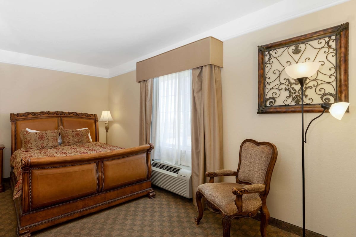 Suite Deluxe, letti multipli, non fumatori (Deluxe Family Suite) | Biancheria da letto di alta qualità, una scrivania, tende oscuranti