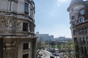 Un bâtiment historique à l’architecture classique, caractérisé par des sculptures détaillées et un dôme.