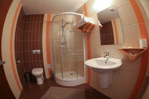 Dusche, kostenlose Toilettenartikel, Haartrockner, Handtücher
