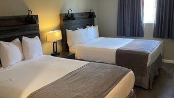 客房, 2 張加大雙人床 | 獨特設計、獨特裝修、書桌、手提電腦工作空間