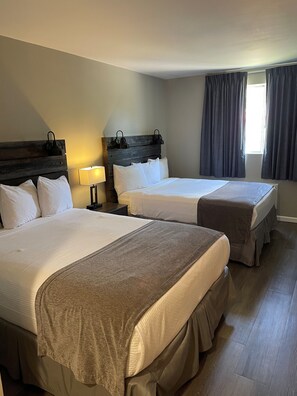 Individually decorated, individually furnished, desk, laptop workspace - Carolina Pine Inn (Pinebluff)