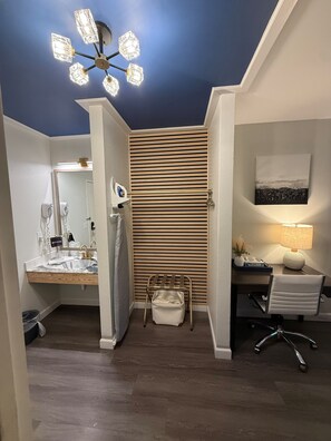 Deluxe Double Room | Individually decorated, individually furnished, desk, laptop workspace - Carolina Pine Inn (Pinebluff)