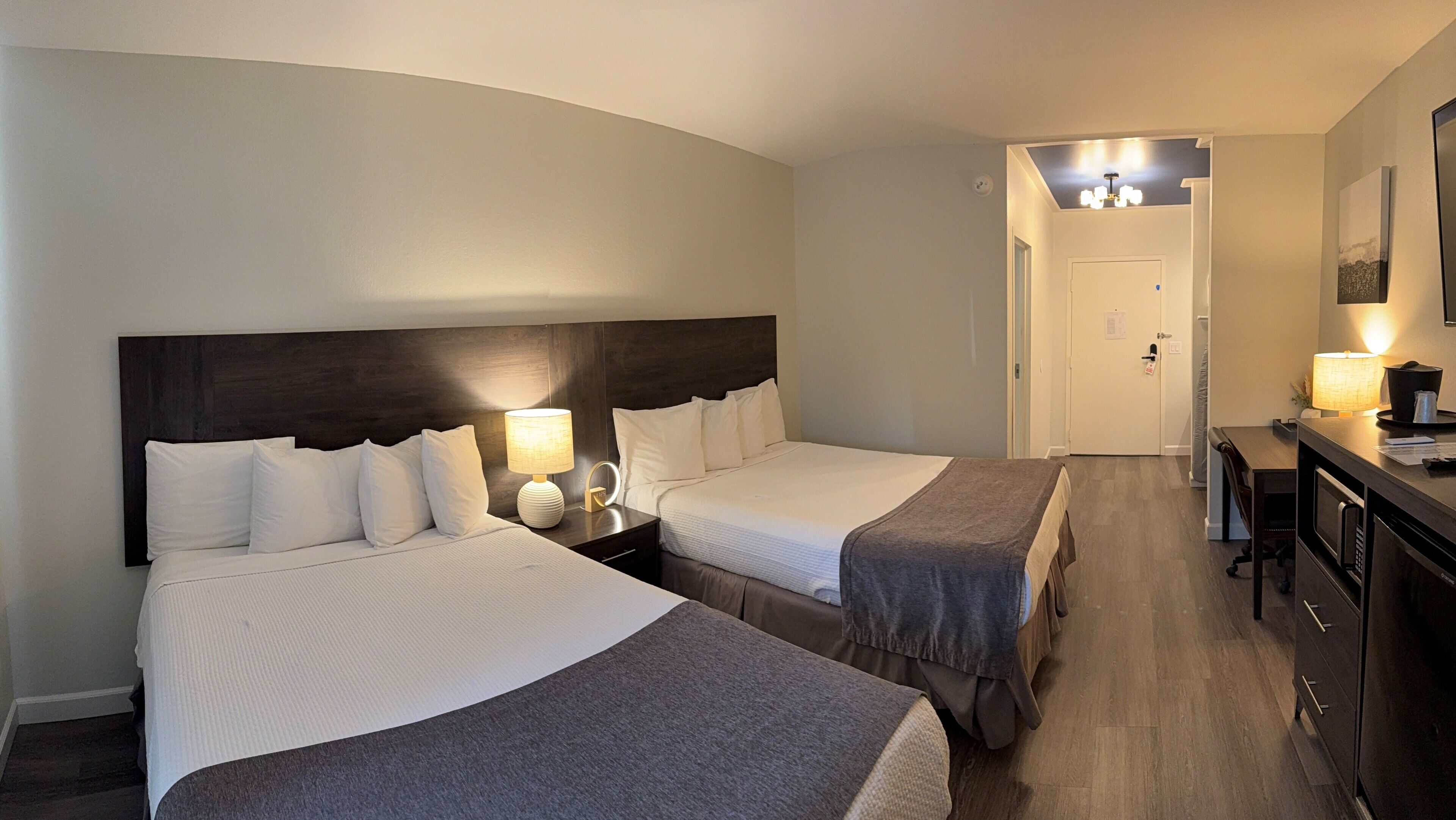 Rom – deluxe | Individuelt dekorert, individuelt innredet og skrivebord