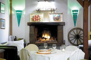 Se sirven almuerzos y cocina mediterránea (con vistas a la piscina)