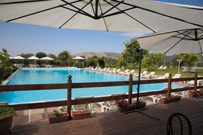 Piscina a l'aire lliure de temporada (horari: 09:30-19:00) i gandules 