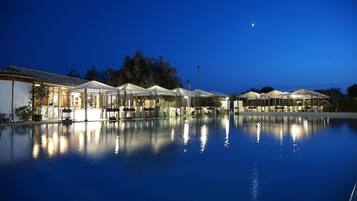 Piscina stagionale all'aperto, lettini