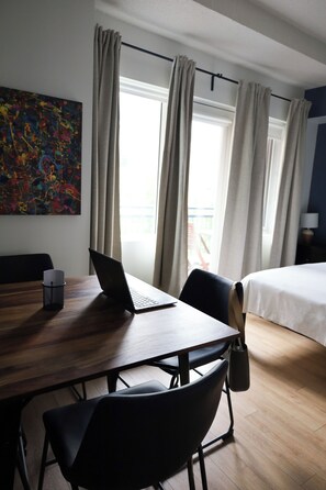 Suite, 2 Bedrooms, Balcony | In-room safe, blackout drapes, iron/ironing board, free WiFi - Byward Blue Inn (Ottawa)