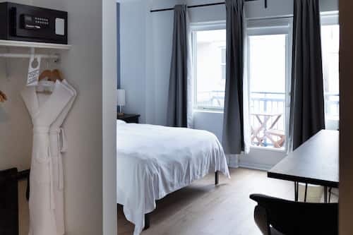 Standard Room, 1 Queen Bed, Balcony