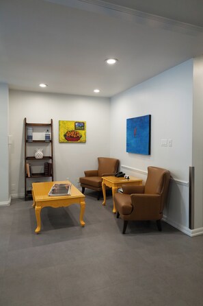 Lobby sitting area - Byward Blue Inn (Ottawa)