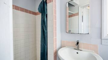 Standard Room, 1 Queen Bed | Bathroom sink