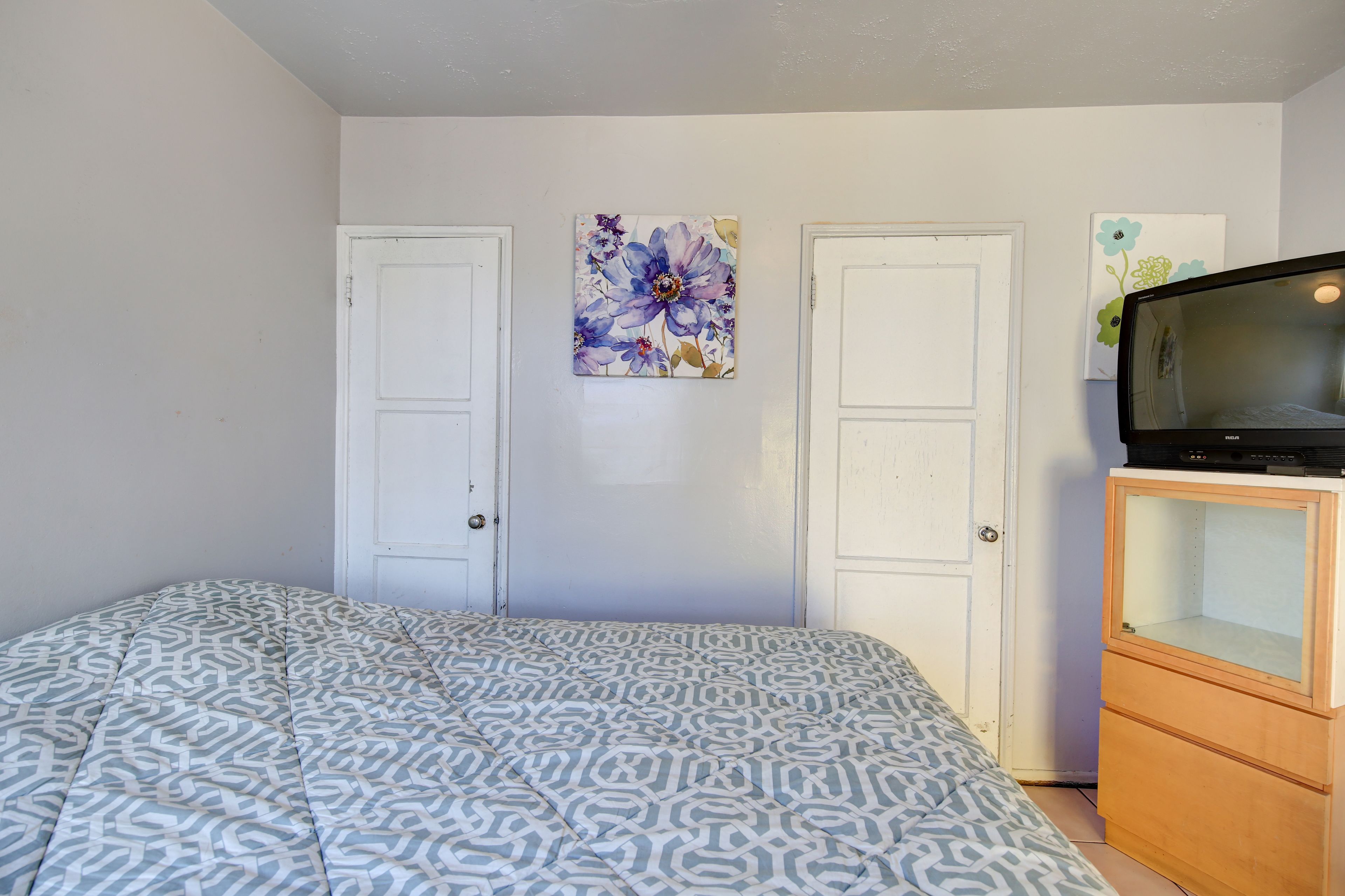 Standard Room, 1 Queen Bed | Free WiFi, bed sheets