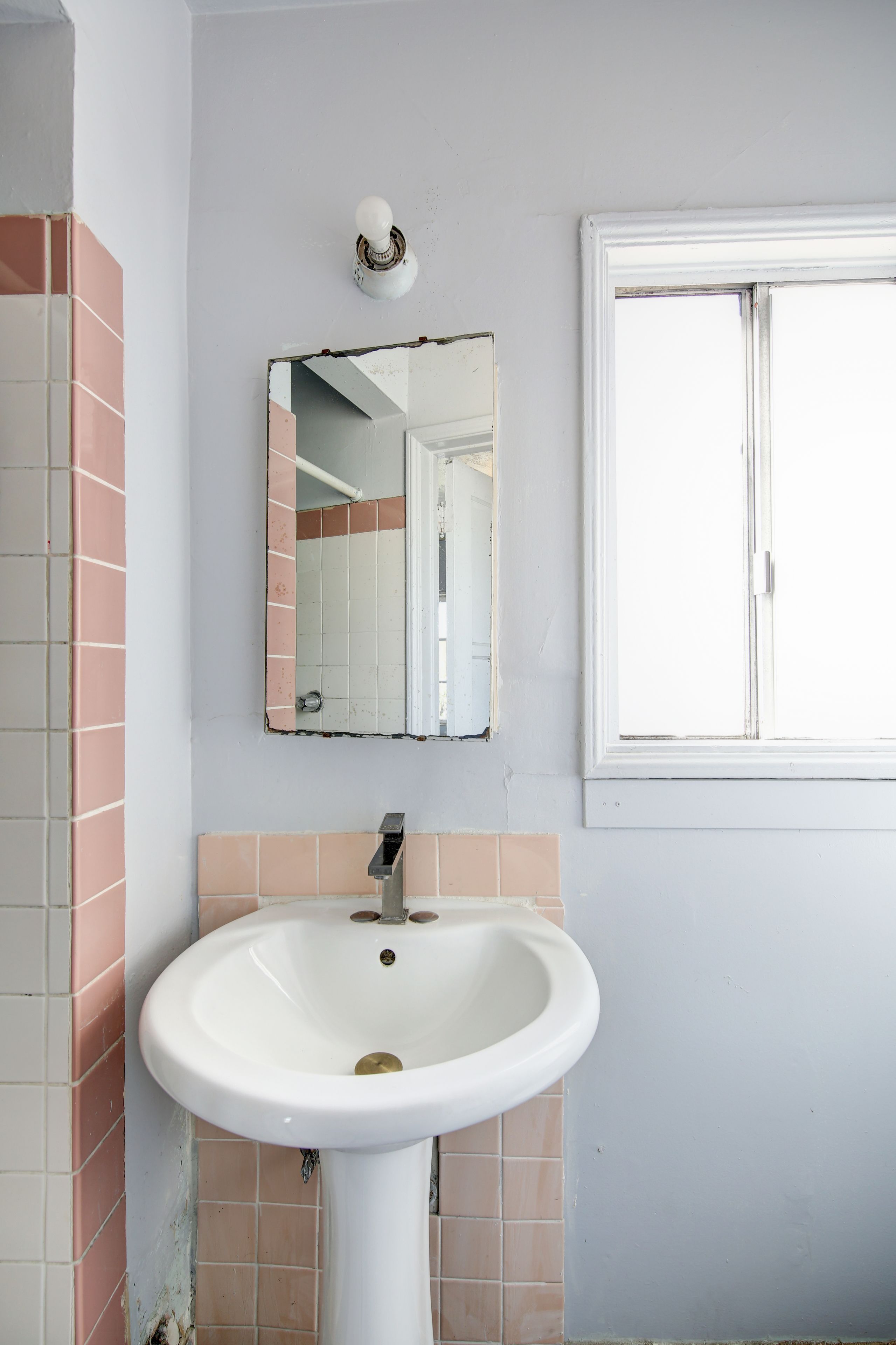 Standard Room, 1 Queen Bed | Bathroom sink