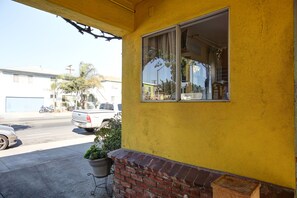 Exterior - Pavilions Motel (Santa Monica)