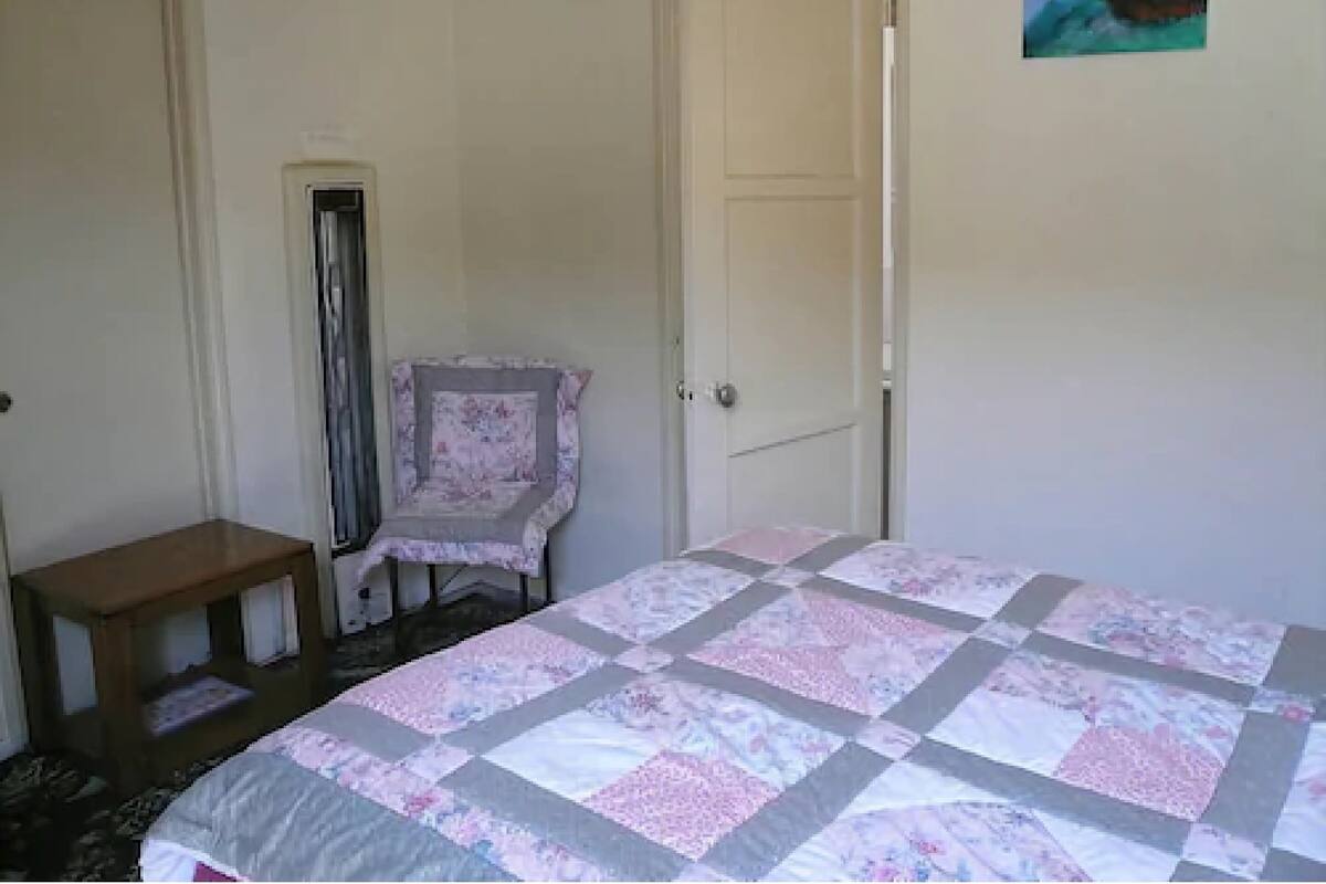 Standard Room, 1 Queen Bed | WiFi (free), bed sheets