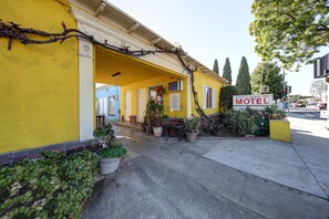 Exterior - Pavilions Motel (Santa Monica)