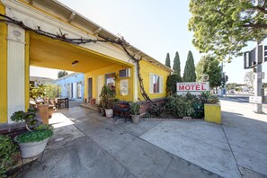 Exterior - Pavilions Motel (Santa Monica)