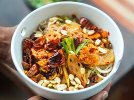Uma tigela de comida com vários ingredientes.