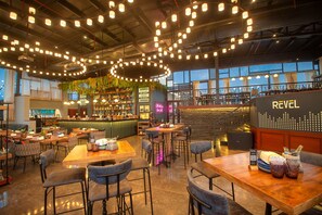Déjeuner, dîner, souper et brunch servis sur place