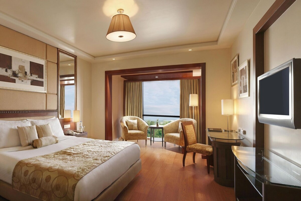 Minibar, in-room safe, desk, blackout drapes
