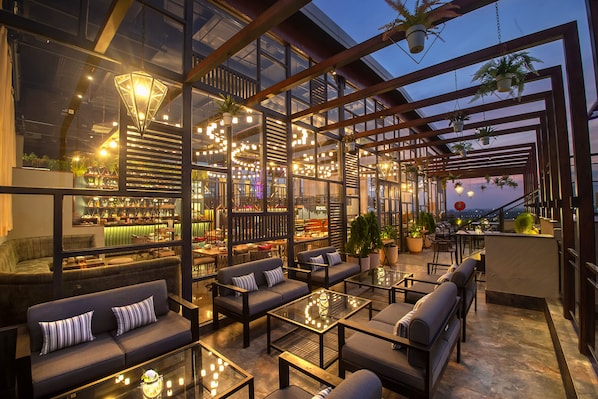 Sarapan, makan tengah hari dan makan malam dihidangkan