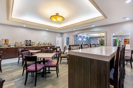 Desayuno continental incluido. La Quinta by Wyndham Cd Juarez Near US Consulate