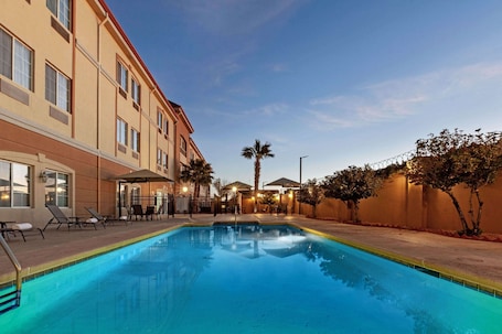 Piscina al aire libre. La Quinta by Wyndham Cd Juarez Near US Consulate