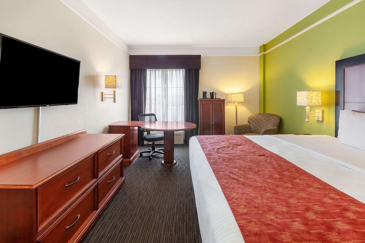 Phòng Deluxe, 1 giường cỡ king (Deluxe Executive Room) | Bộ đồ giường cao cấp, két bảo mật tại phòng, bàn 