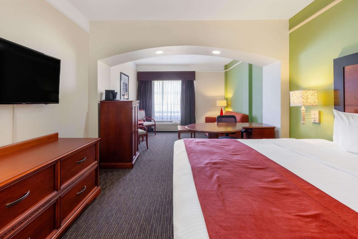 Room, 1 King Bed | Premium bedding, in-room safe, desk, iron/ironing board