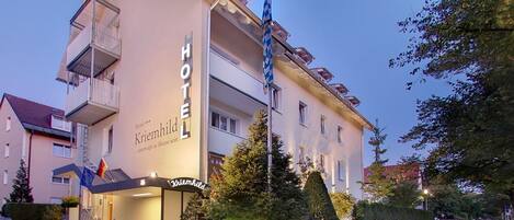 住宿正面 (夜晚)