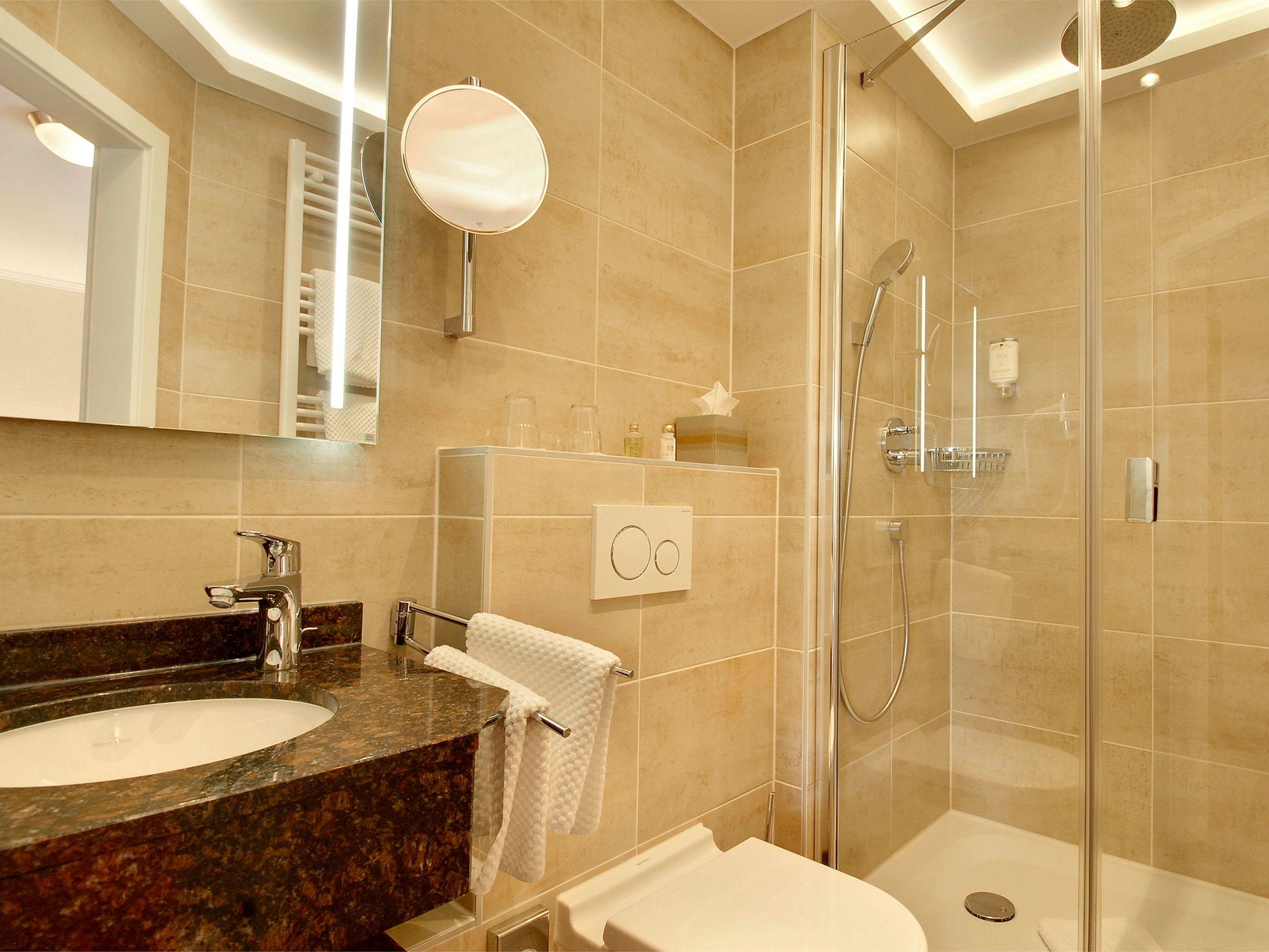 hydromassage showerhead, hair dryer, towels