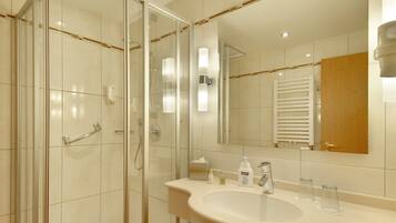 Comfort-Einzelzimmer | Badezimmer | Hydromassagedusche, Haartrockner, Handtücher