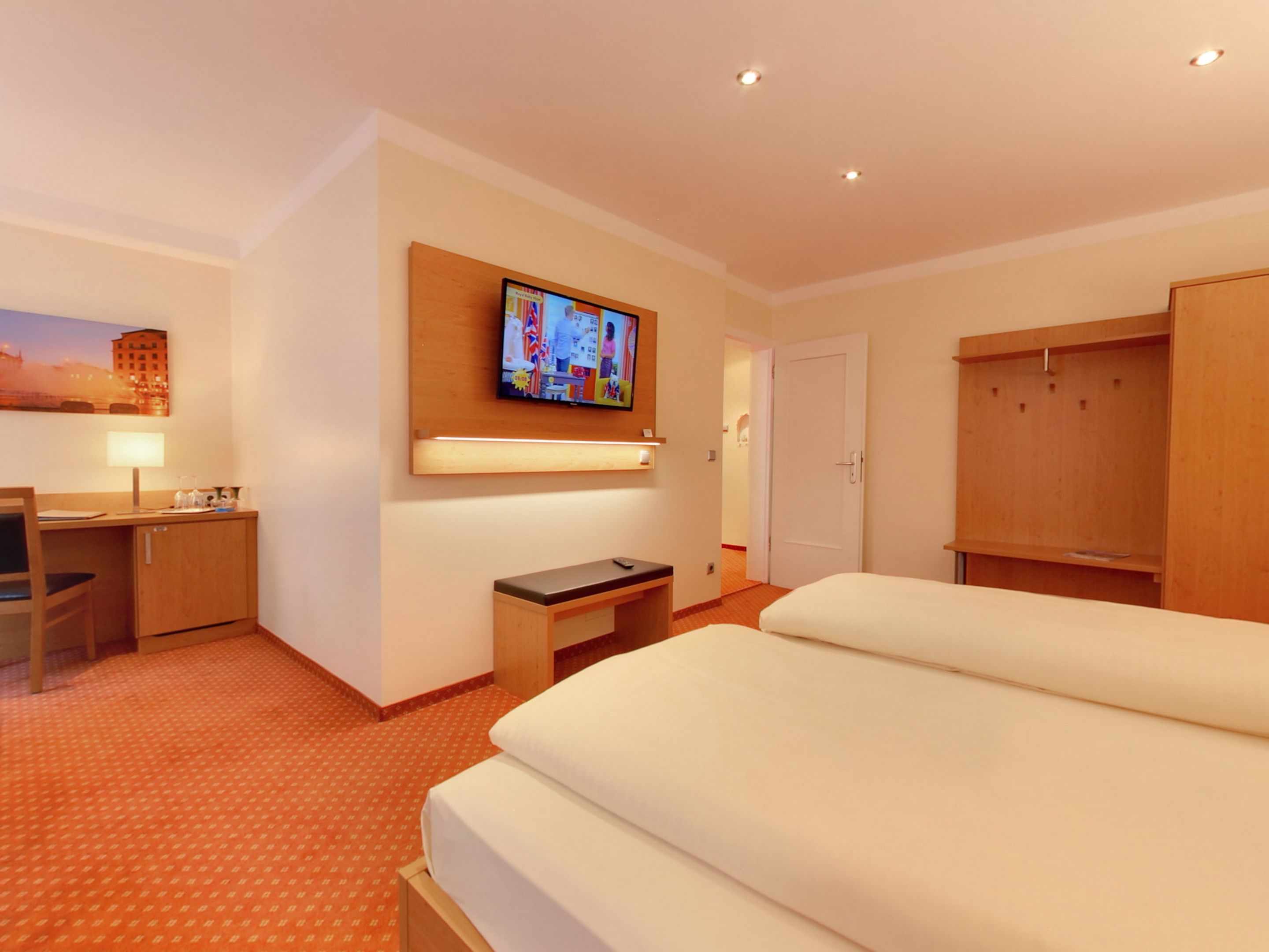 suite 02 muenchen | select comfort beds, minibar, desk, blackout curtains